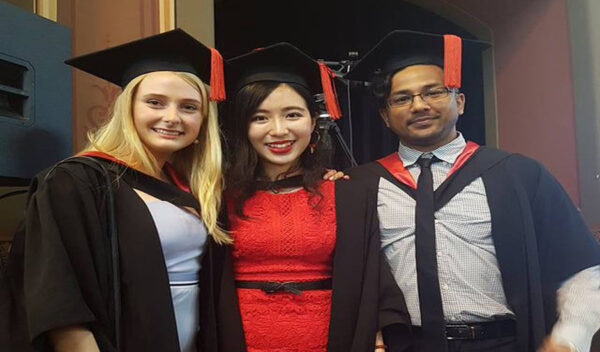 Cô bé mồ côi Việt trở thành bác sĩ tài ba ở Úc