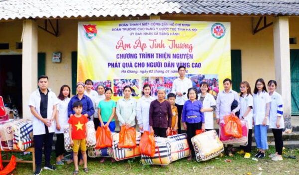 Báo Pháp luật – Chương trình “Ấm áp tình thương” của Trường Cao đẳng Y Dược Tuệ Tĩnh Hà Nội