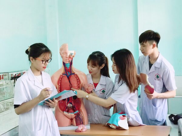 Báo văn nghệ – Trường Cao đẳng Y Dược Tuệ Tĩnh, Hà Nội : Cơ hội việc làm lương cao đến từ ngành điều dưỡng