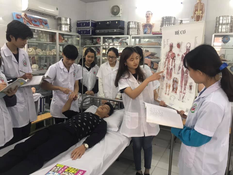 Sinh viên luôn được thực hành kết hợp cùng lý thuyết Sinh viên luôn được thực hành kết hợp cùng lý thuyết