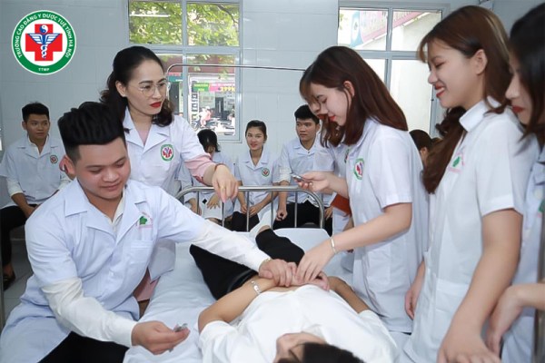 Cơ hội và thách thức đối với sinh viên ngành Điều dưỡng