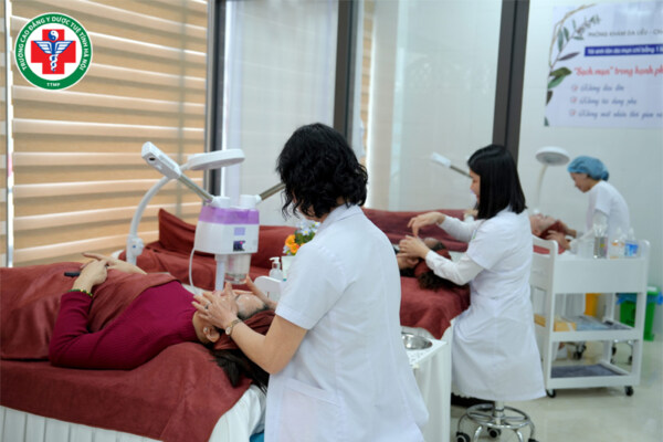 Điều dưỡng thẩm mỹ là gì? Chi tiết về công việc, cơ hội và mức lương