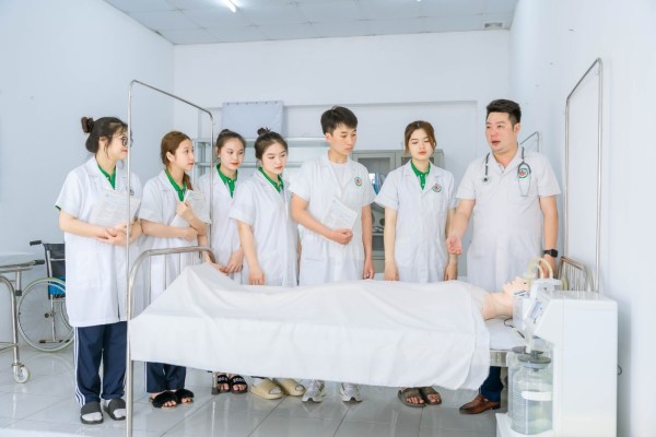 Vì sao Cao Đẳng Y Đa Khoa là ngành học “lên ngôi” trong những năm tới.