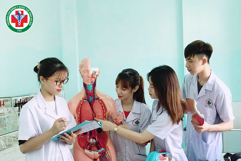 Sinh viên thực hành ở trường Cao đẳng Y Dược Tuệ Tĩnh