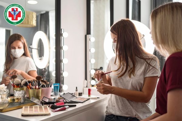 [Giải đáp] Theo học nghề trang điểm có dễ xin việc không?