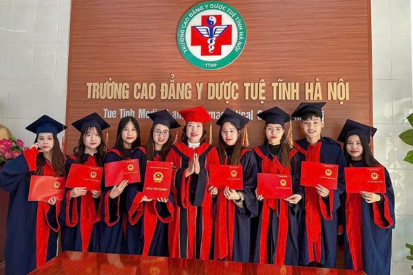 Học trang điểm uy tín và dễ xin việc tại Cao đẳng Y Dược Tuệ Tĩnh