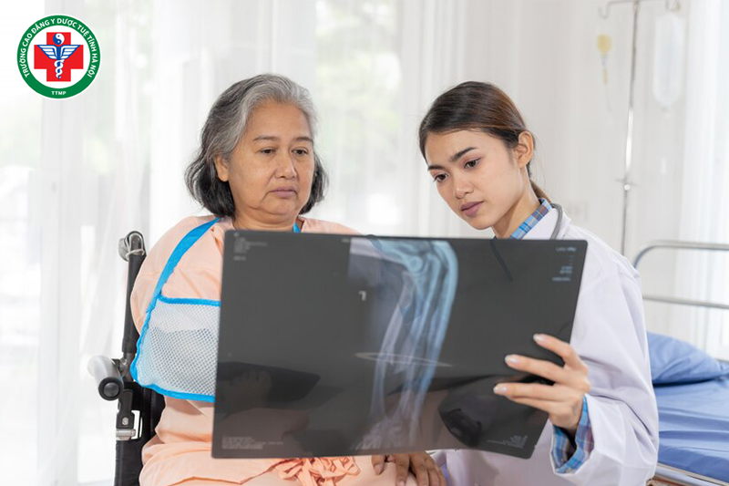 Bác sĩ phục hồi chức năng sẽ theo dõi đánh giá để điều chỉnh tiến trình phục hồi