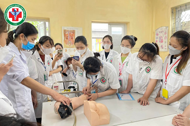 Sinh viên Cao đẳng Y Dược Tuệ Tĩnh vừa học lý thuyết lẫn thực hành