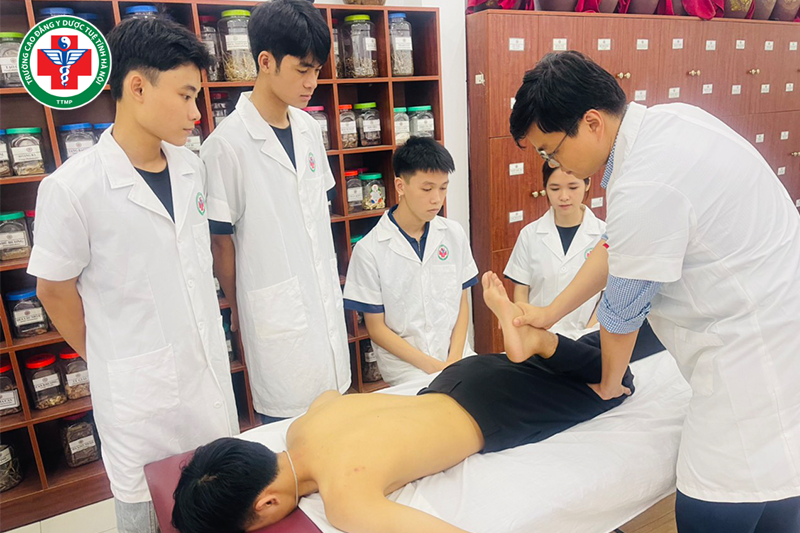 Đội ngũ giảng viên giàu kinh nghiệm giúp người học lĩnh hội các kiến thức thực tế