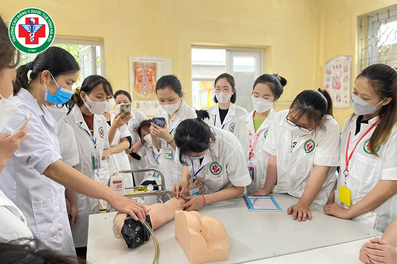 Sinh viên trường Cao đẳng Y Dược Tuệ Tĩnh được thực hành từ năm nhất