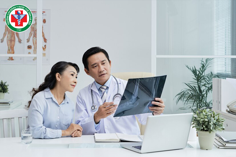 Bác sĩ vật lý trị liệu sẽ theo dõi quá trình điều trị của bệnh nhân