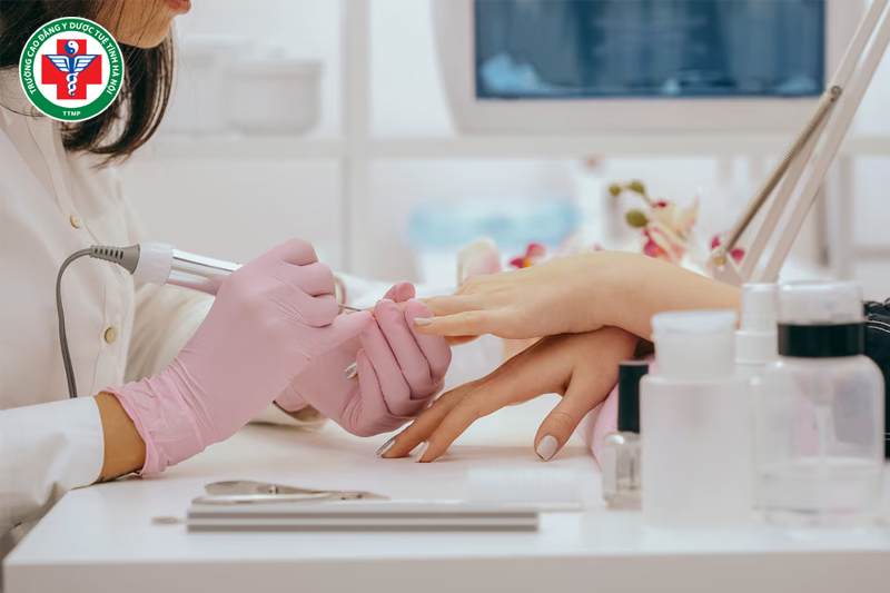 Học nail có cần khéo tay không? Có, nhưng bạn hoàn toàn có thể rèn luyện được