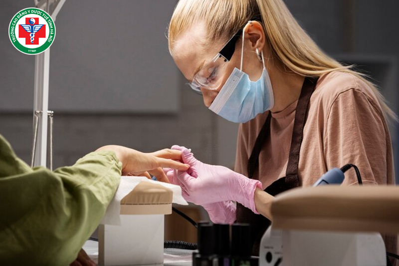 Nên sử dụng khẩu trang và găng tay để giảm thiểu tiếp xúc trực tiếp