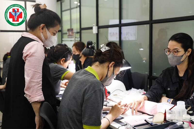 Thông thường, học nghề nail mất khoảng từ 2 – 6 tháng thì ra nghề
