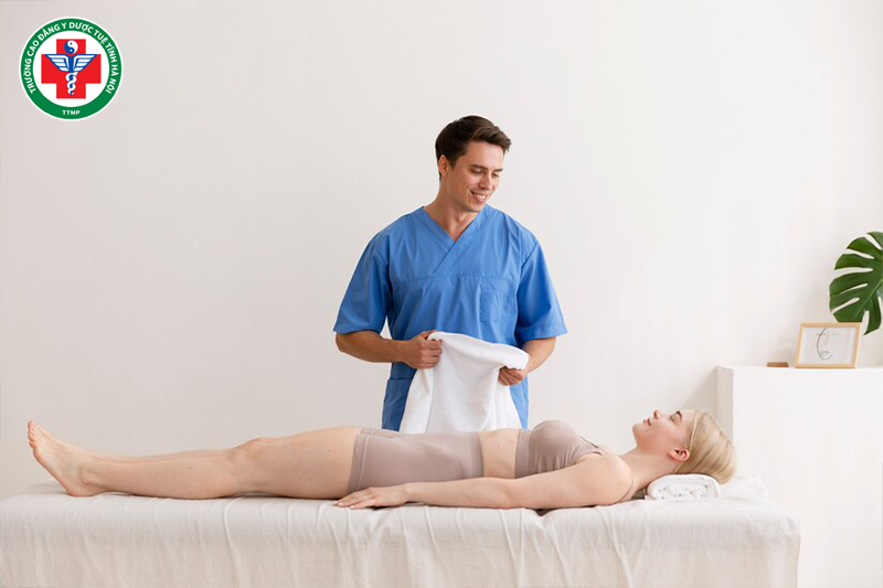 Kỹ thuật viên trị liệu vật lý là người điều trị phục hồi cho bệnh nhân