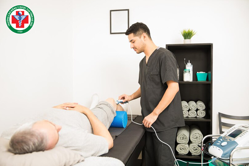 Kỹ thuật viên vật lý trị liệu giúp bệnh nhân cải thiện sức khỏe