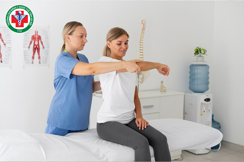Bác sĩ cần hướng dẫn chi tiết từng kỹ thuật tập luyện tại nhà cho bệnh nhân