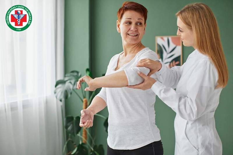 Trung cấp vật lý trị liệu là hệ tập trung vào việc thực hành