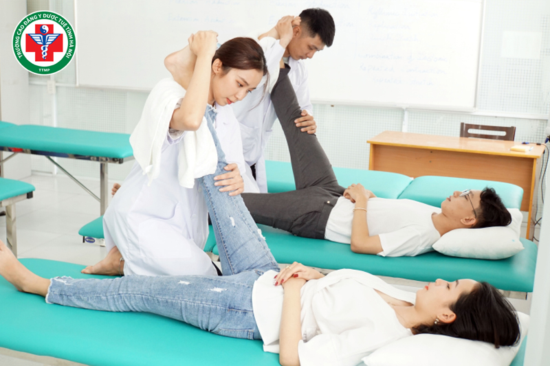 Kỹ thuật viên vật lý trị liệu thực hiện các kỹ thuật vật lý tác động lên cơ thể bệnh nhân