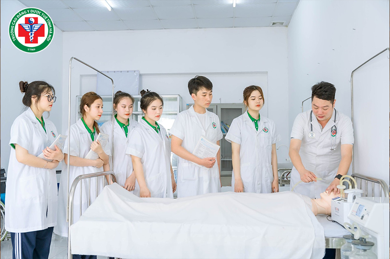 Sinh viên được học lý thuyết xen lẫn thực hành tại trường Cao đẳng Y dược Tuệ Tĩnh