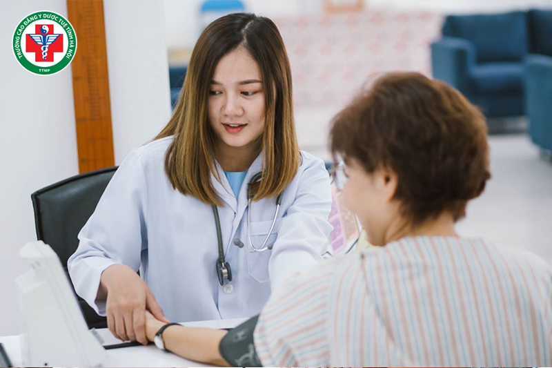 Y sĩ đông y tư có nhiệm vụ vấn sức khỏe trong cộng đồng