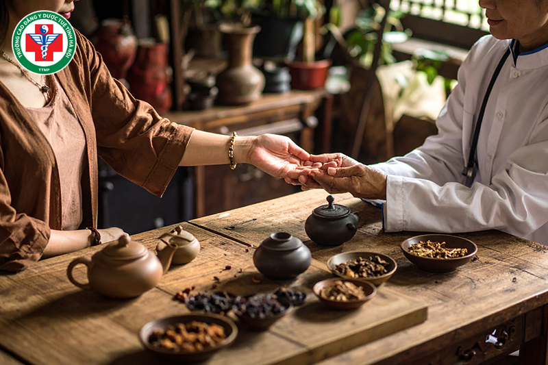Y sĩ y học cổ truyền là sử dụng các phương pháp dân gian chữa bệnh