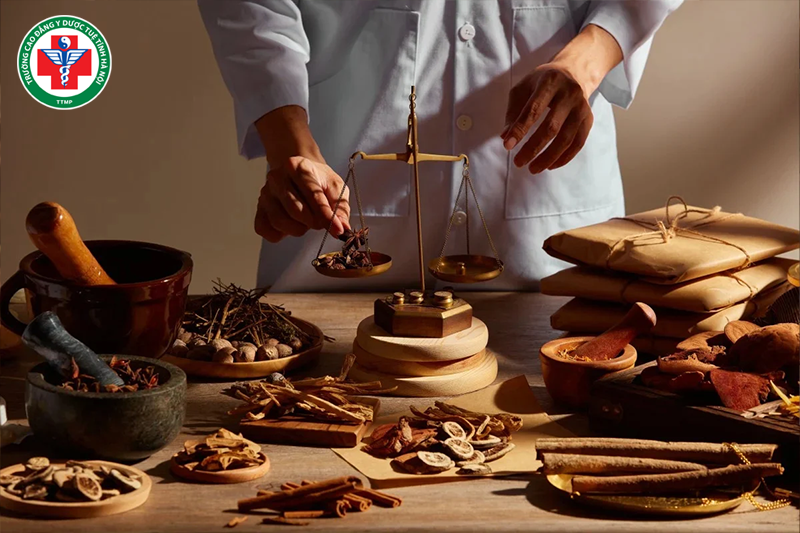 Y sĩ hướng dẫn người bệnh xây dựng chế độ dinh dưỡng phù hợp