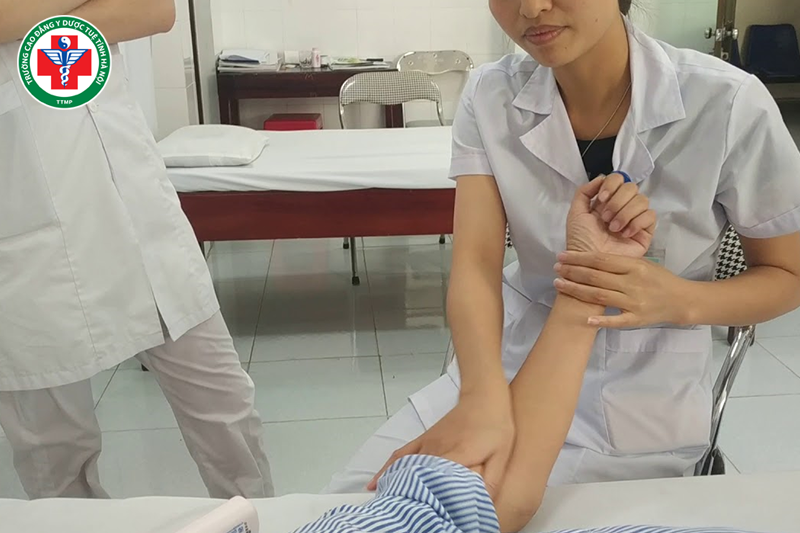 Mức lương ngành y học cổ truyền khá ổn định