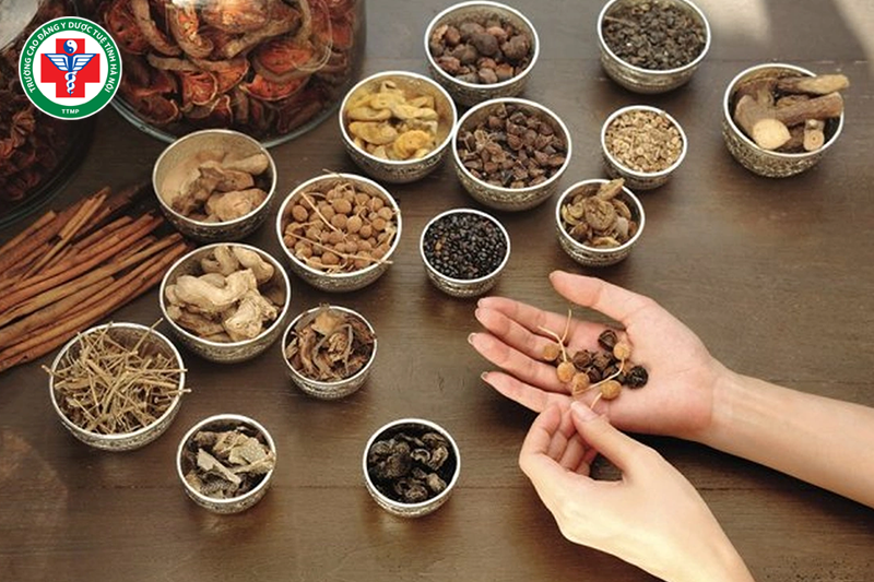 Đông y kết hợp nhiều nguyên tắc khi chữa bệnh