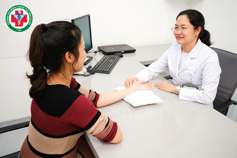 Tạo sự thoải mái cho người bệnh là nguyên tắc trong vấn chẩn y học cổ truyền