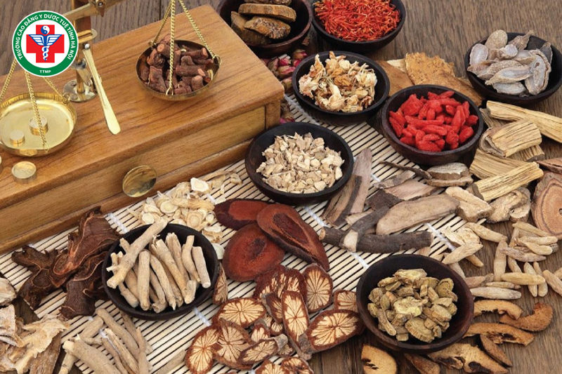 Ngâm thuốc là một trong những phương pháp điều trị ngoài da quen thuộc của Y học cổ truyền, được ứng dụng rộng rãi trong chăm sóc và hỗ trợ điều trị nhiều bệnh lý.