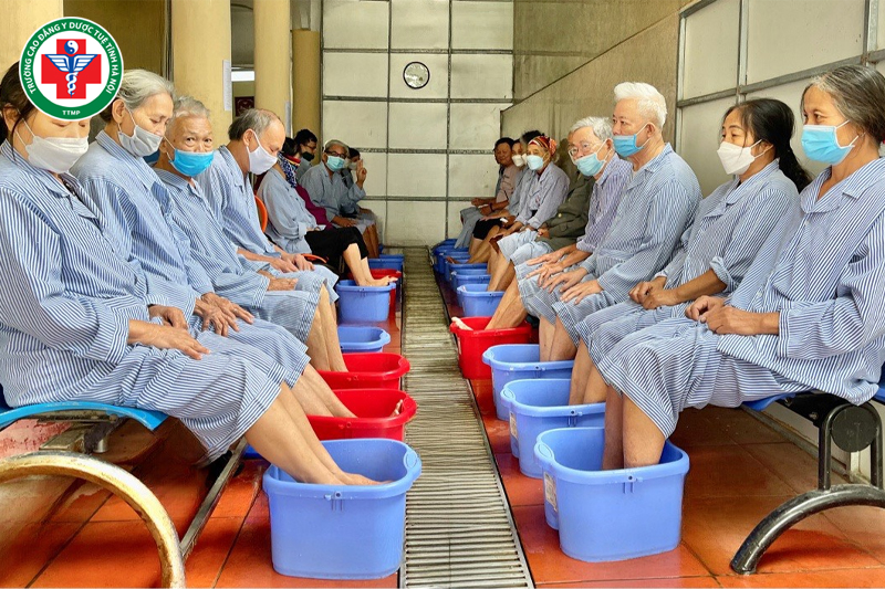 Ngâm thuốc hỗ trợ chăm sóc sức khỏe và dưỡng sinh lâu dài