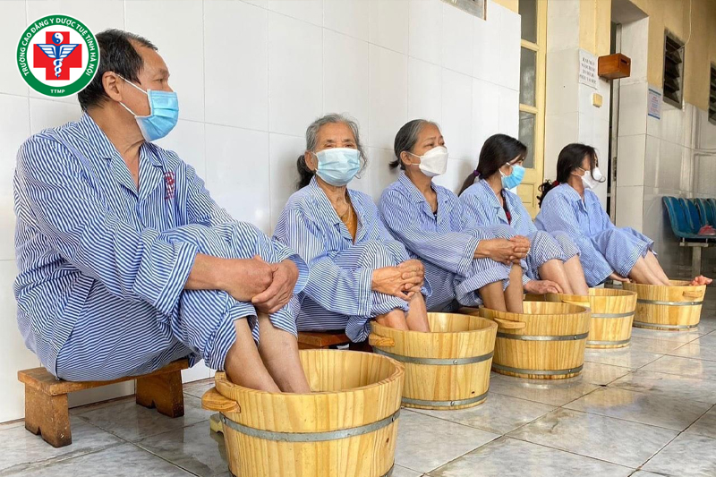 Ngâm trong 15–30 phút tùy mục đích điều trị và thể trạng