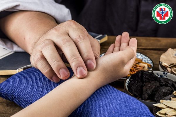 Bắt mạch Y học cổ truyền: Phương pháp đánh giá khí huyết và tạng phủ