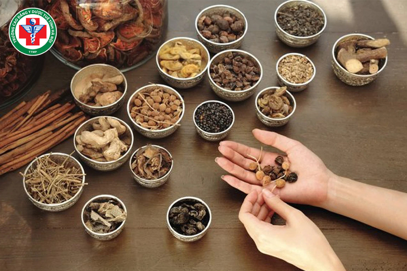 Hãn pháp là gì? Nguyên lý, phân loại và lưu ý trong điều trị Đông y