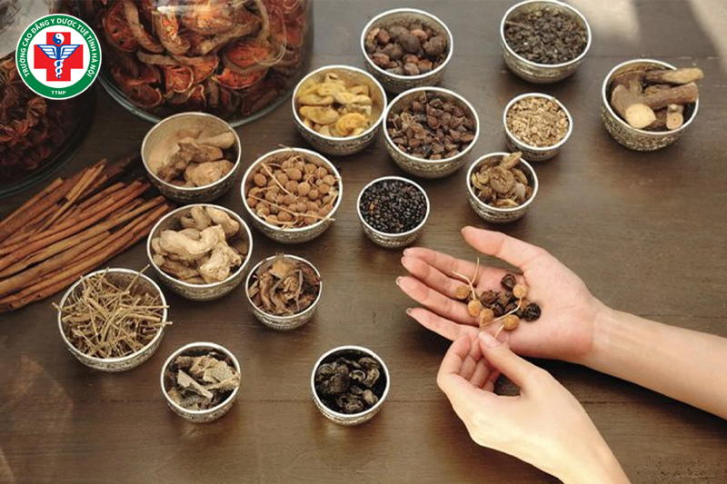 Ôn pháp sử dụng các vị thuốc có tính ấm hoặc nhiệt để trừ hàn, trợ dương và thông kinh lạc.