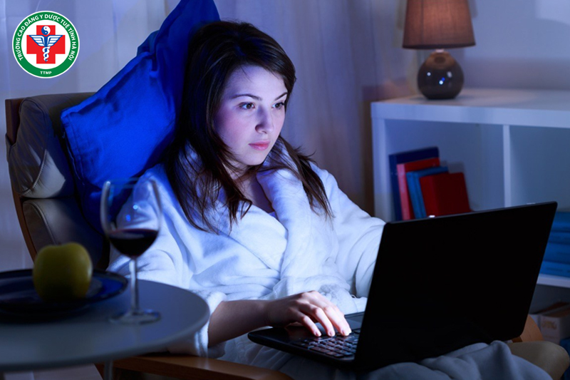 Thức khuya, ngủ không đủ giấc tăng nguy cơ tà khí xâm nhập