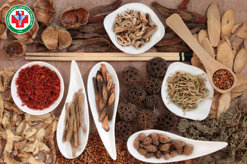 Điều trị vị nhiệt theo Đông y sử dụng các bài thuốc thảo dược có tác dụng thanh nhiệt và điều hòa tỳ vị