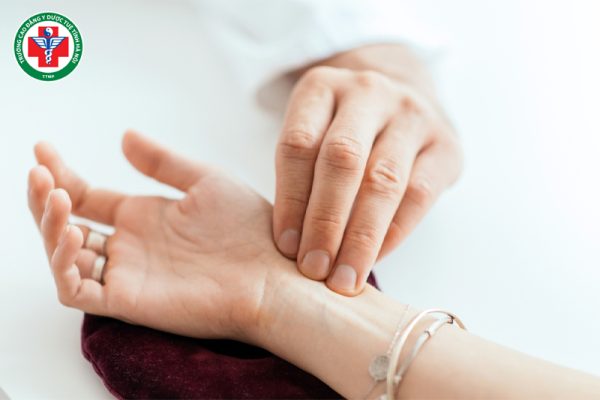 Mạch trì là gì? Dấu hiệu, nguyên nhân và ý nghĩa trong chẩn đoán Đông y