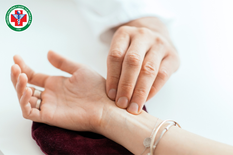 Mạch trì là gì? Dấu hiệu, nguyên nhân và ý nghĩa trong chẩn đoán Đông y