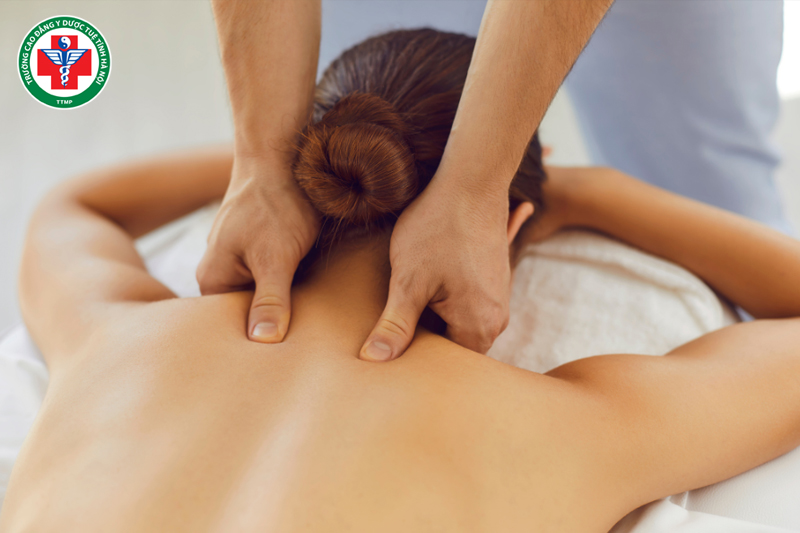 Thực hiện xoa bóp – bấm huyệt để giúp thư giãn cơ thể, giảm căng thẳng