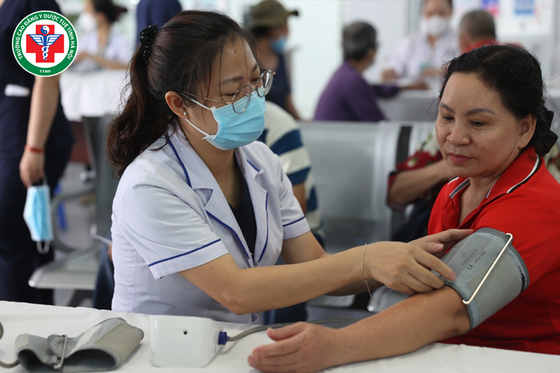 Người lớn tuổi có nguy cơ gặp các vấn đề liên quan đến huyết áp hoặc tai biến