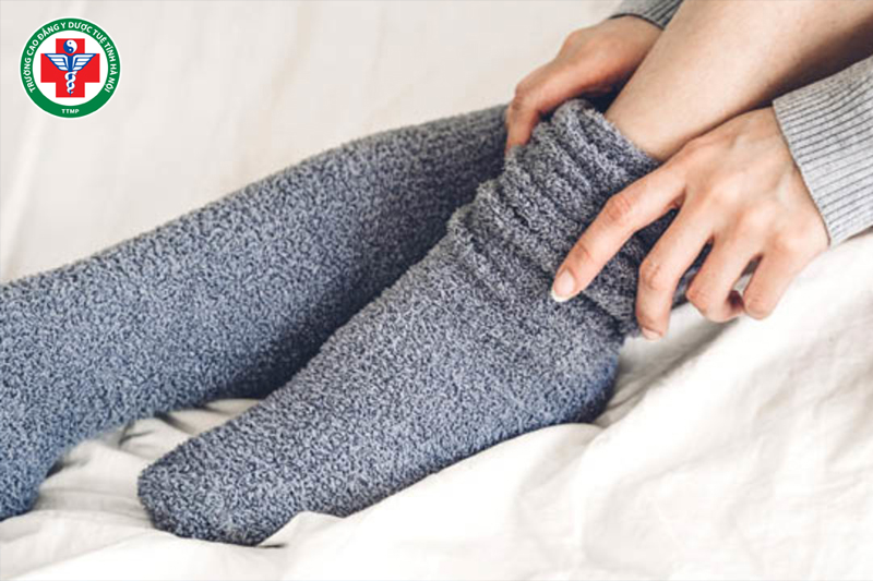 Chứng Hàn thấp phạm Tỳ khiến tay chân lạnh
