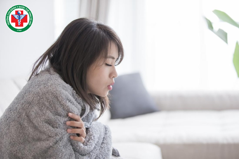 Cơ thể luôn cảm thấy lạnh, đặc biệt vào buổi sáng hoặc khi thời tiết thay đổi