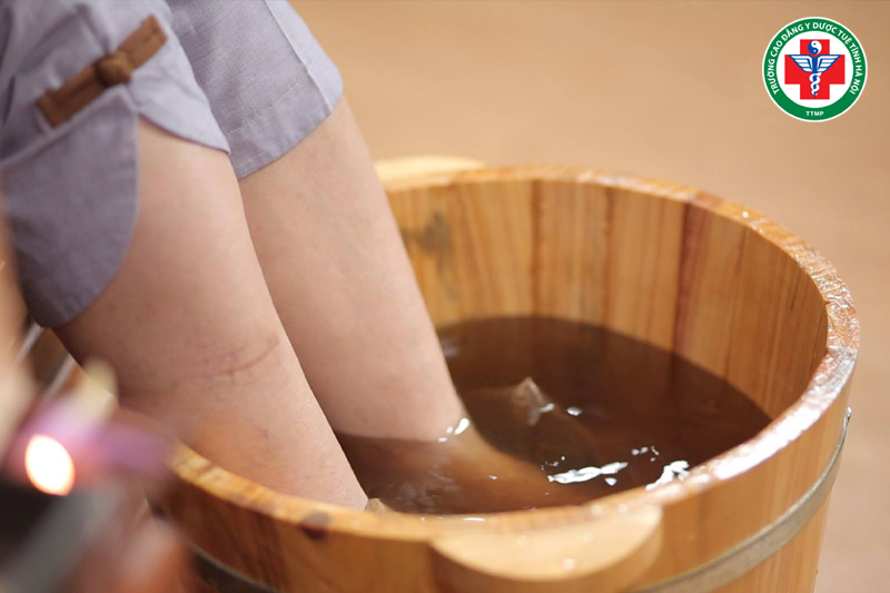 Xoa bóp và ngâm chân bằng thảo dược