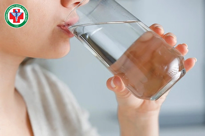 Uống đủ nước để hỗ trợ quá trình tuần hoàn và chuyển hóa.