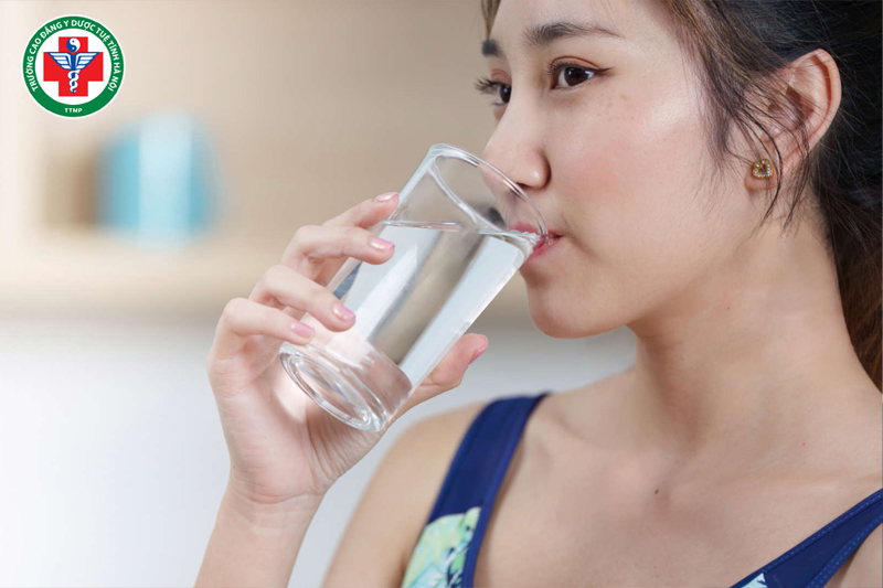 Cảm giác khát nước và muốn uống nhiều hơn bình thường thường đi kèm.