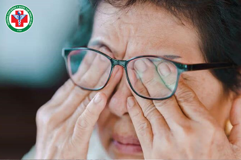 Khi Can âm không đủ để nuôi dưỡng mắt sẽ gây khô mắt nhìn mờ