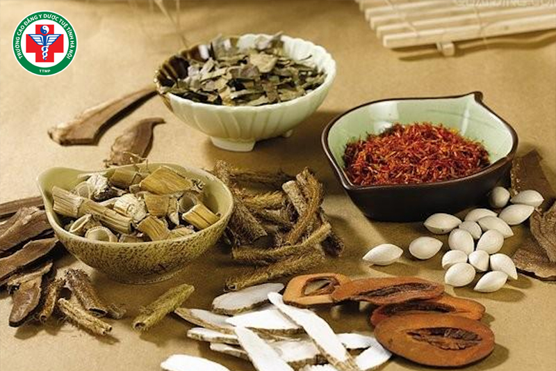 Sử dụng thuốc đông y điều trị bệnh theo hướng dẫn của bác sĩ