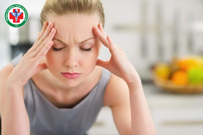 Người bệnh dễ chóng mặt khi thay đổi tư thế, đặc biệt sau khi đứng lên đột ngột.